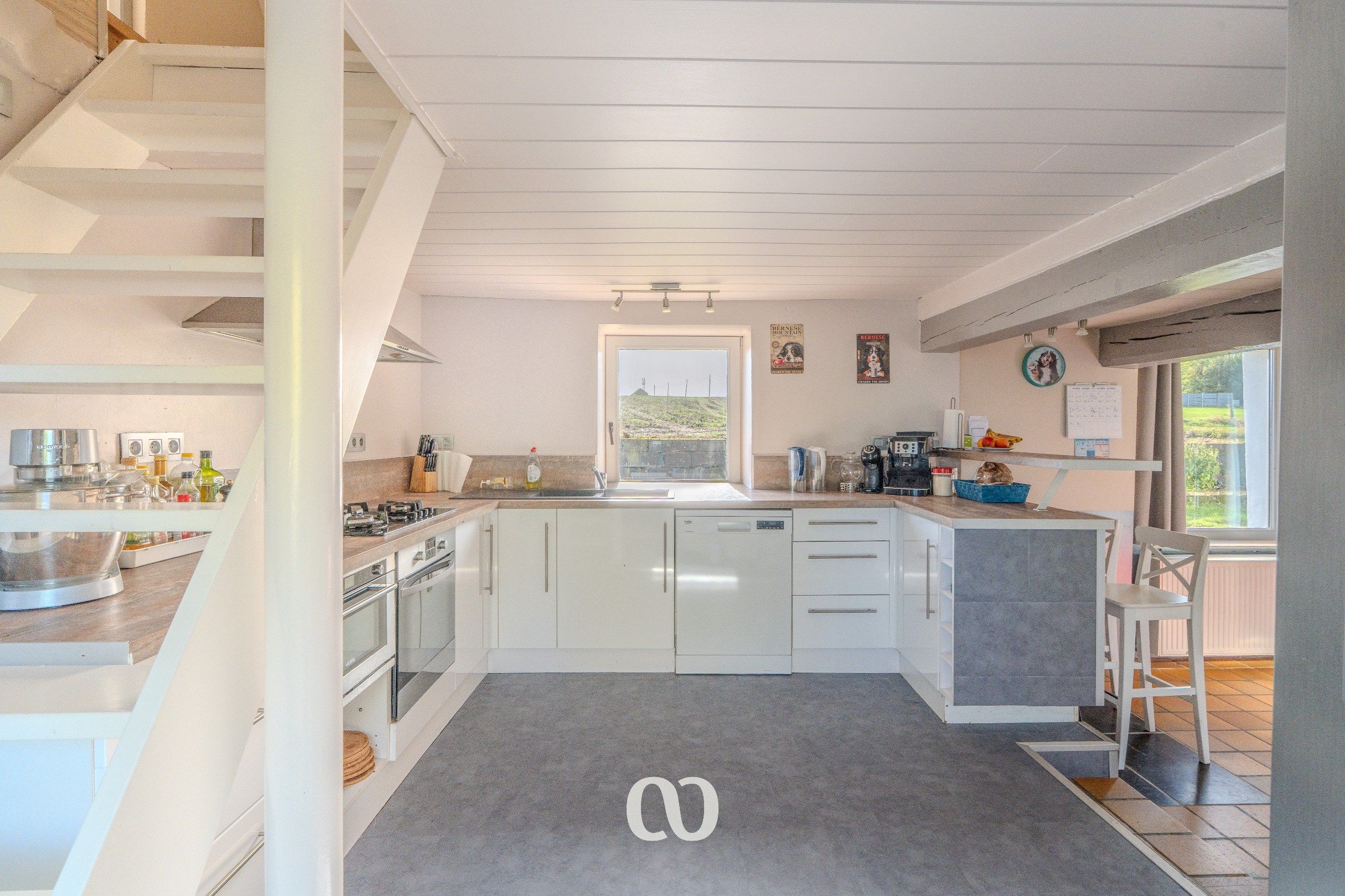 Prachtig gelegen villa met zwembad foto 8