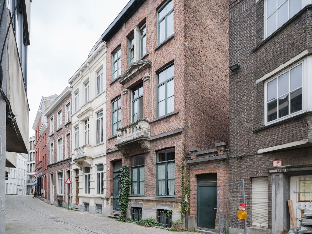 Bijzondere te renoveren herenwoning met unieke ligging aan het water foto 2