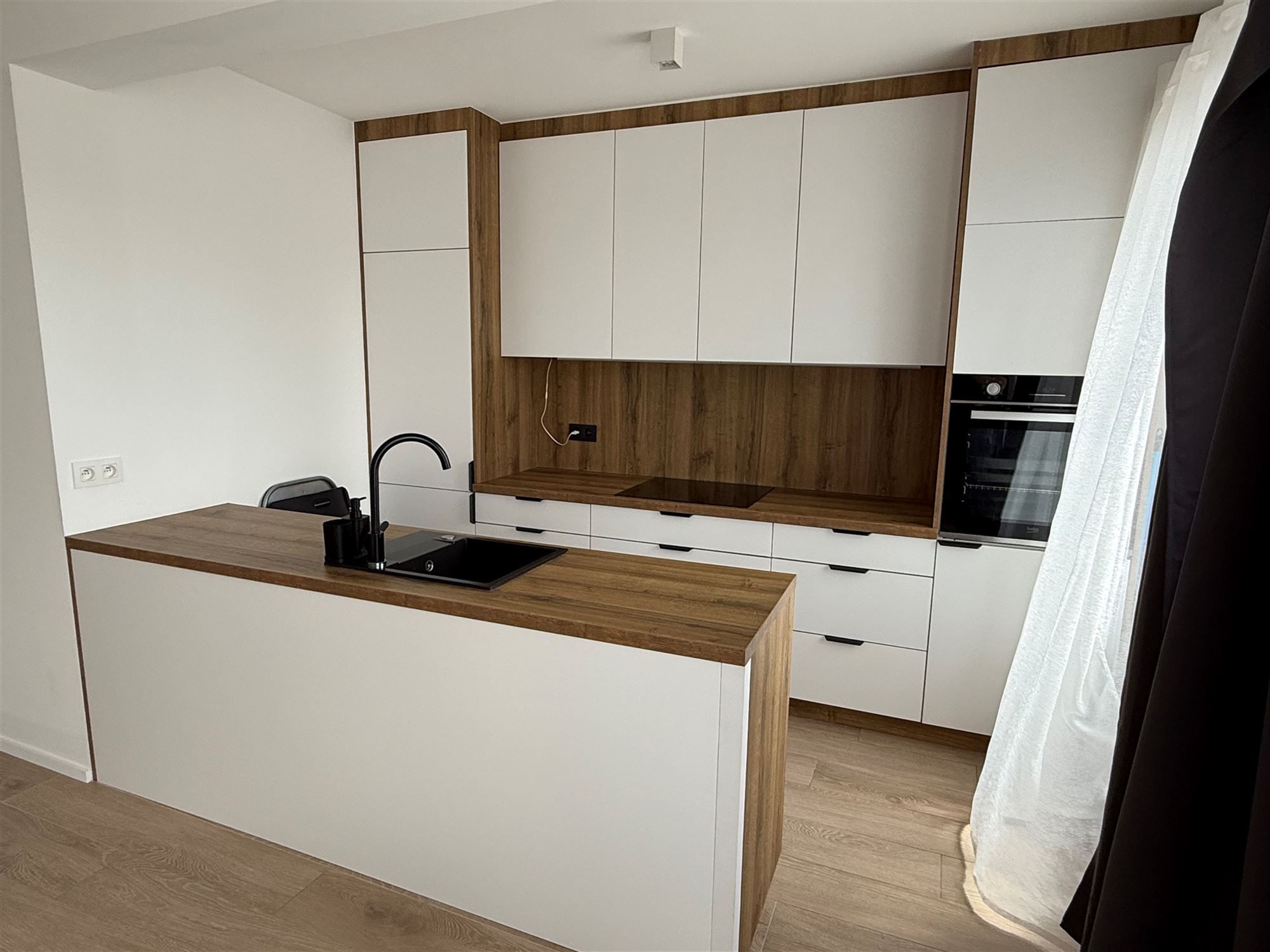 Gerenoveerd 2 slaapkamer appartement met terras foto 5