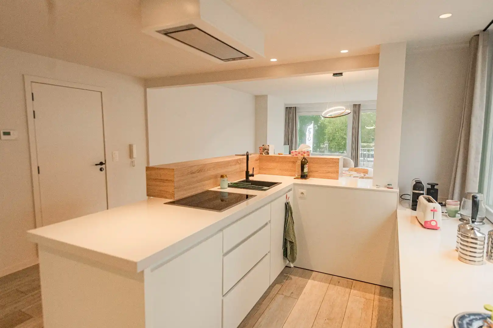 Vernieuwd luxueus appartement met 2 slaapkamers foto 3