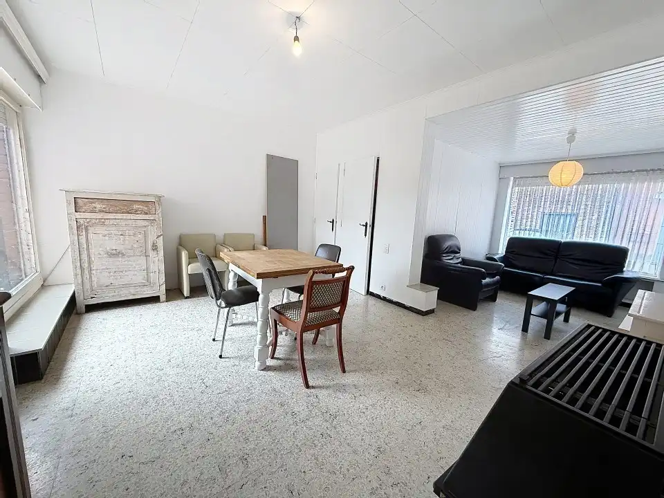 Centraal gelegen te renoveren ruime woning foto 2