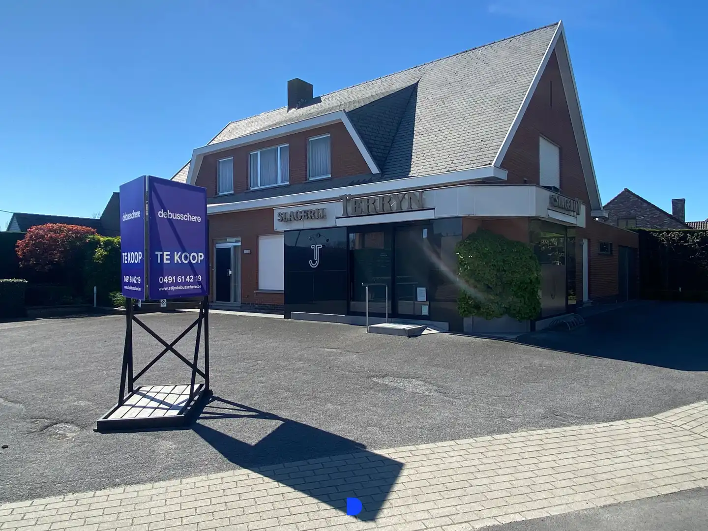 Handelspand met woonst op commerciële ligging. foto {{pictureIndex}}