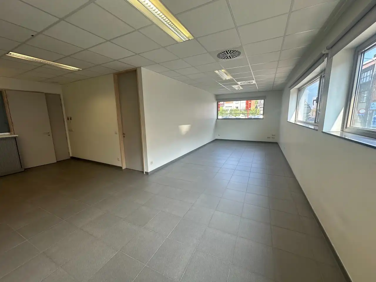 VOLLEDIG VERNIEUWDE en instapklare KANTOORRUIMTE op gelijkvloers (± 55m²)  met UITSTRALING op de markt van Knesselare! Ruime parkeergelegenheid langs de openbare weg. foto 3