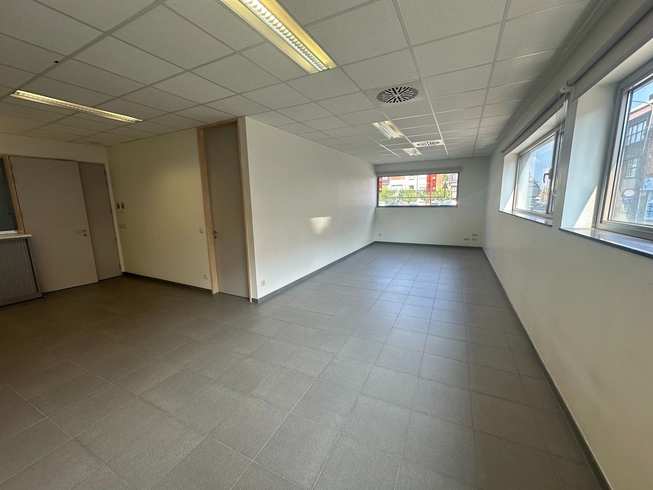 VOLLEDIG VERNIEUWDE en instapklare KANTOORRUIMTE op gelijkvloers (± 55m²)  met UITSTRALING op de markt van Knesselare! Ruime parkeergelegenheid langs de openbare weg. foto 3