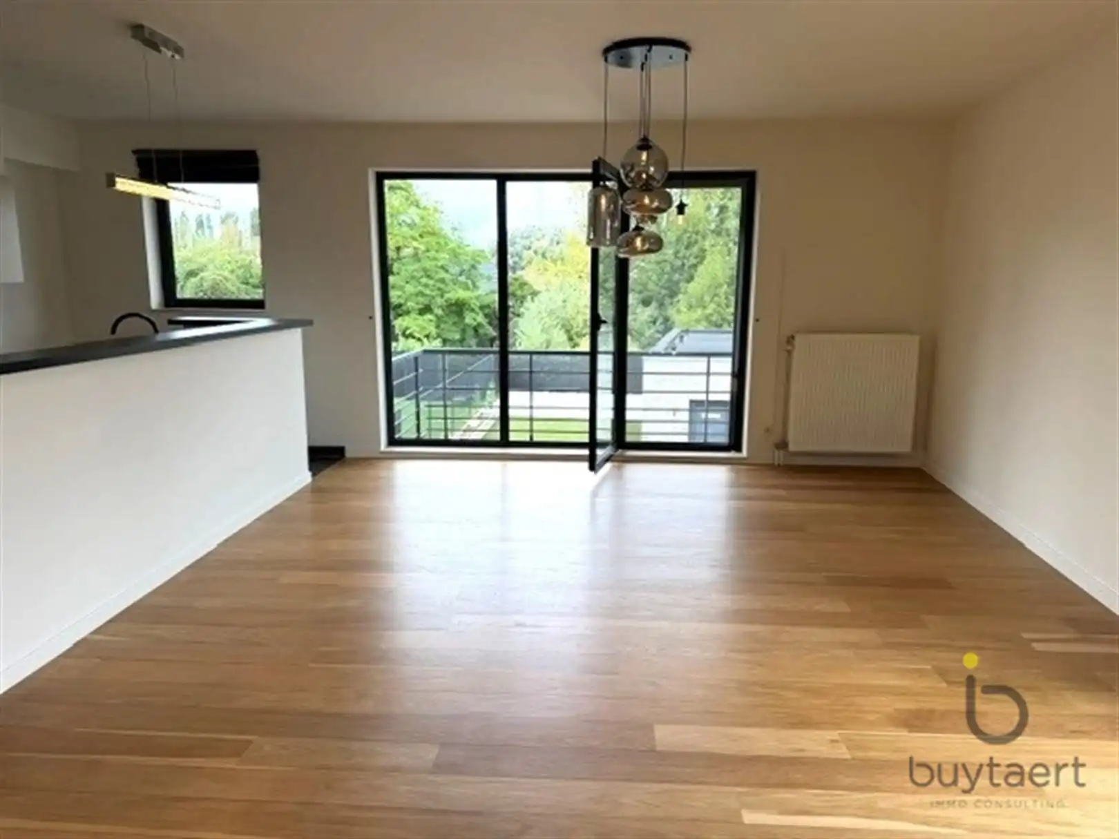 Hoekappartement met twee slpks en terrassen te Wommelgem. foto 3