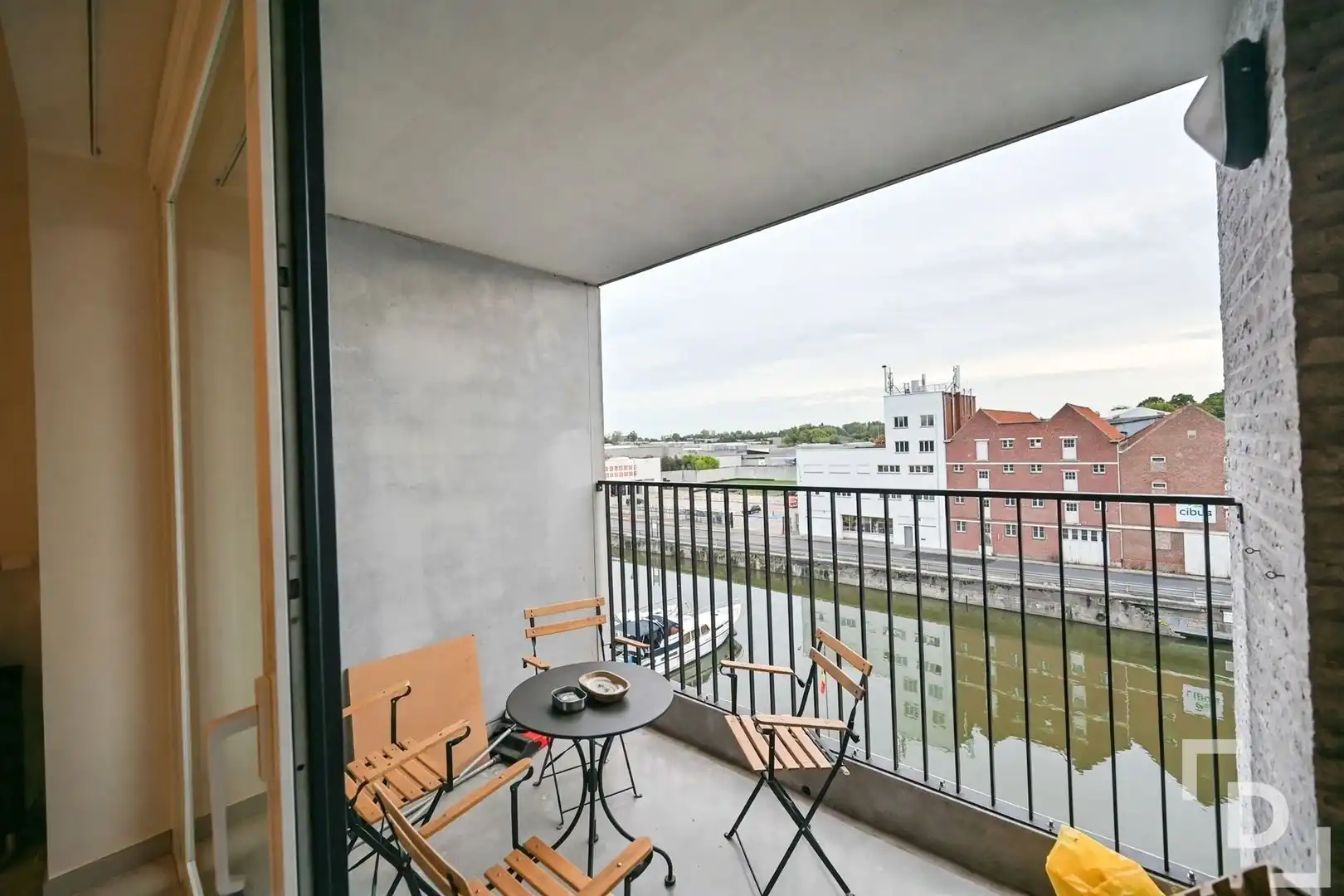 Appartement met terras en overdekte autostaanplaats foto 5
