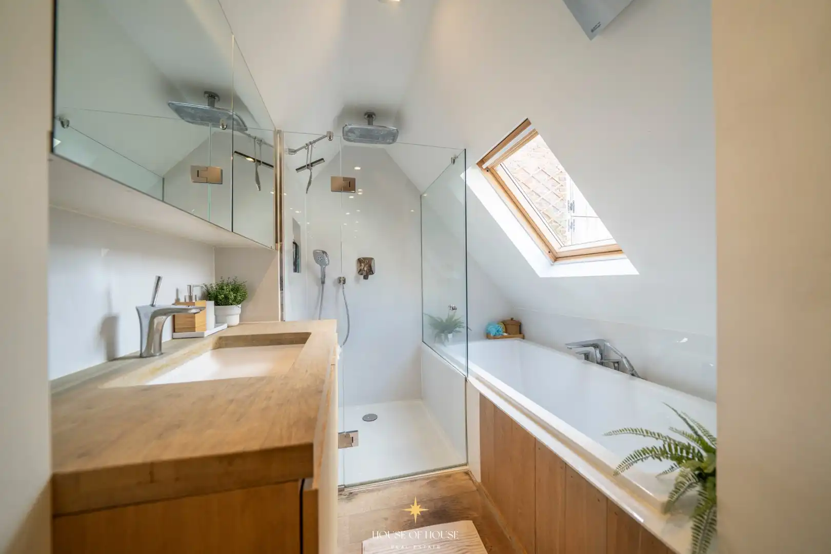 Charmante hoekwoning met praktijkruimte & dakterras in het hart van Brugge. foto 22