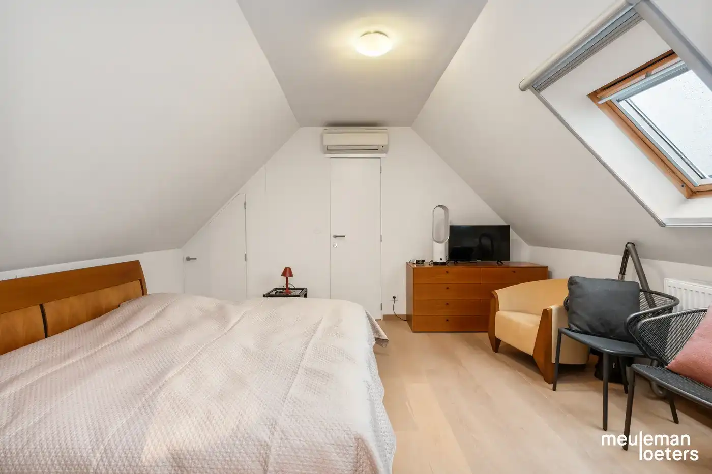 Riant en instapklaar duplexappartement met zéér ruime garagebox in centrum  foto 11