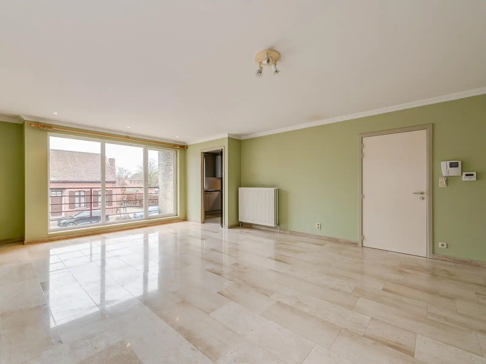 Appartement op 1ste verdieping met lift, 2 slaapkamers, ruim terras, garage en autostaanplaats. foto 3