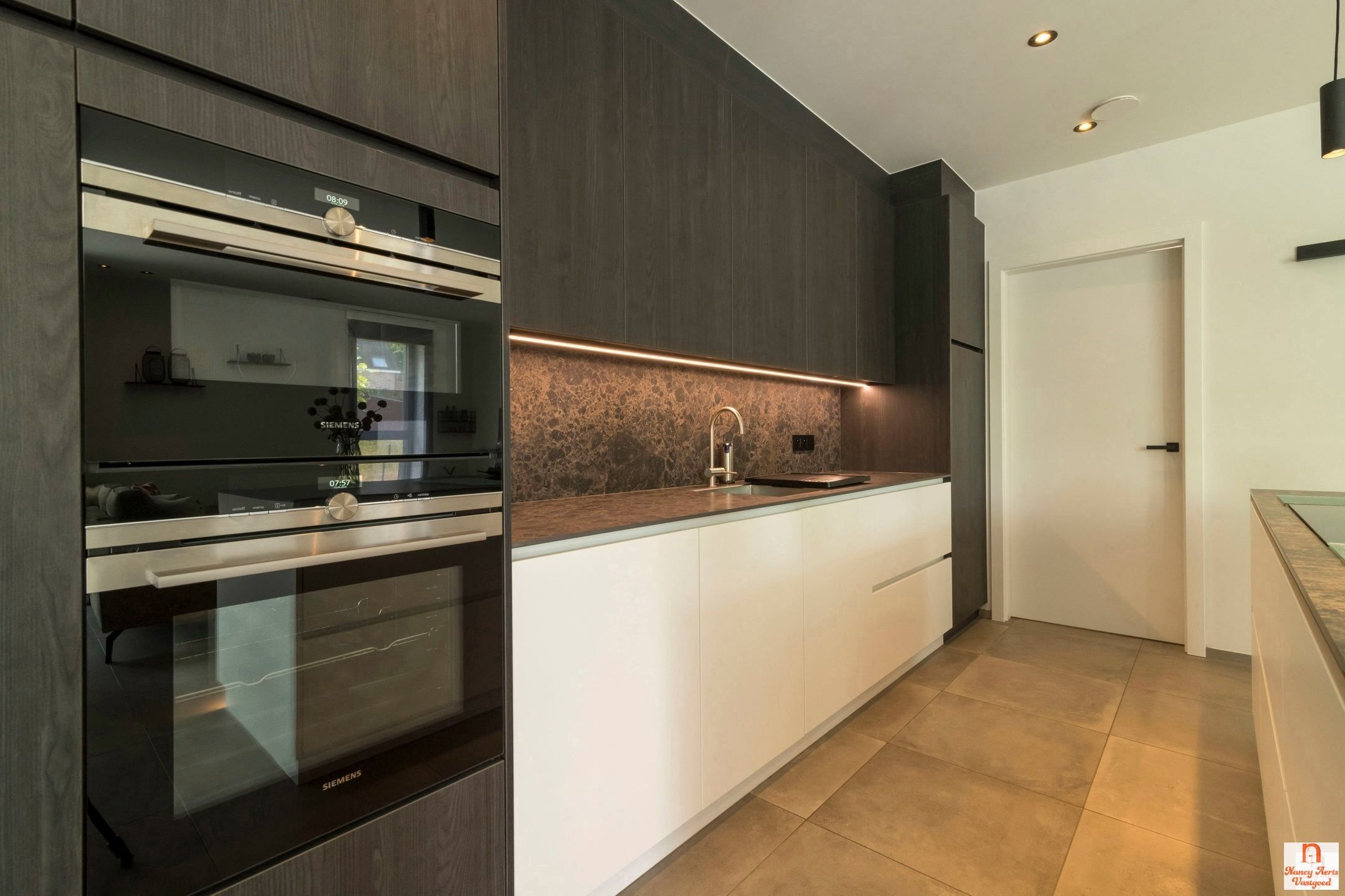 Ruimtelijk wonen met verfijnde afwerking in hartje Koersel foto 13