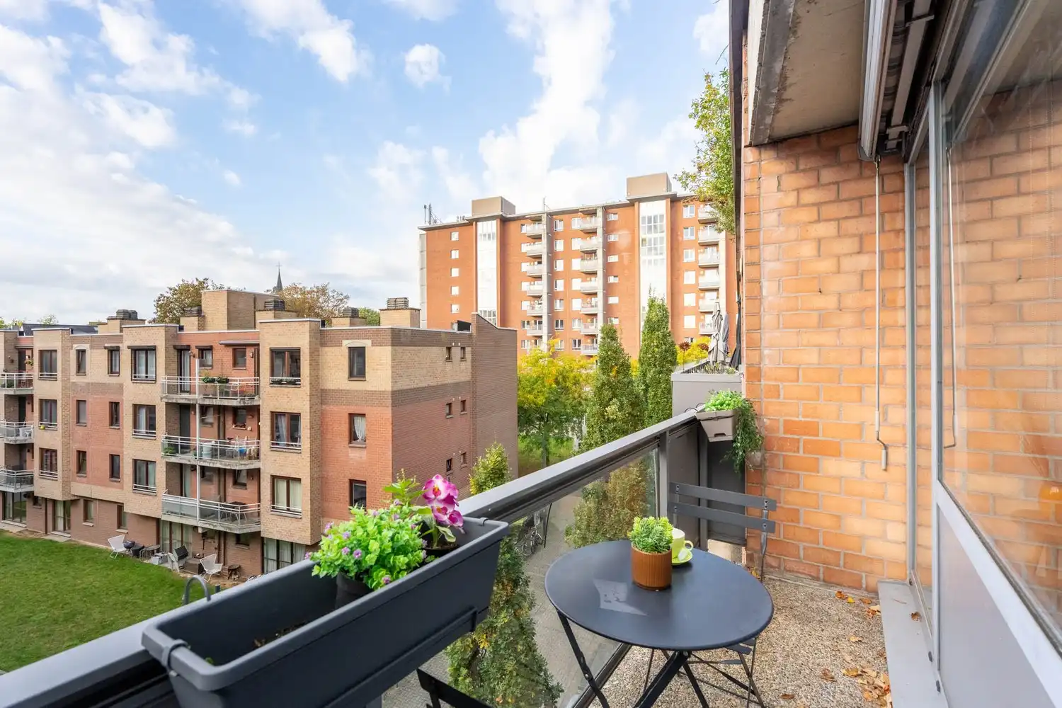 Centraal gelegen appartement met 2 slaapkamers, een terras en de mogelijkheid om een autostaanplaats en kelder bij aan te kopen te Leuven! foto 5