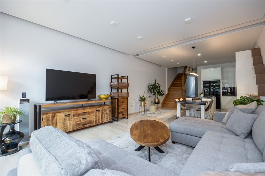 Energiezuinig gerenoveerde woning met garage foto 7