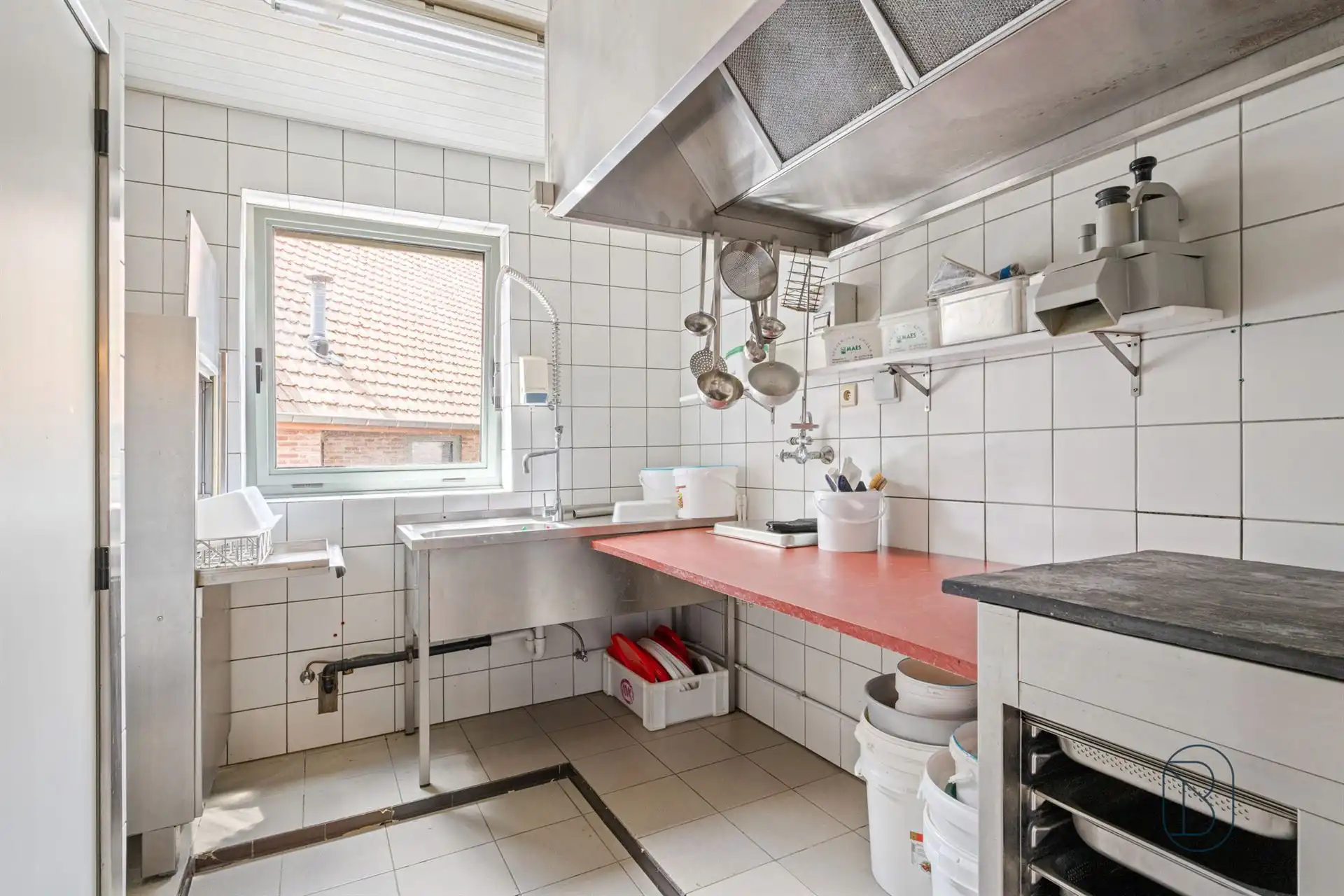 Unieke combinatie van wonen en werken in Sint-Eloois-Vijve! foto 7