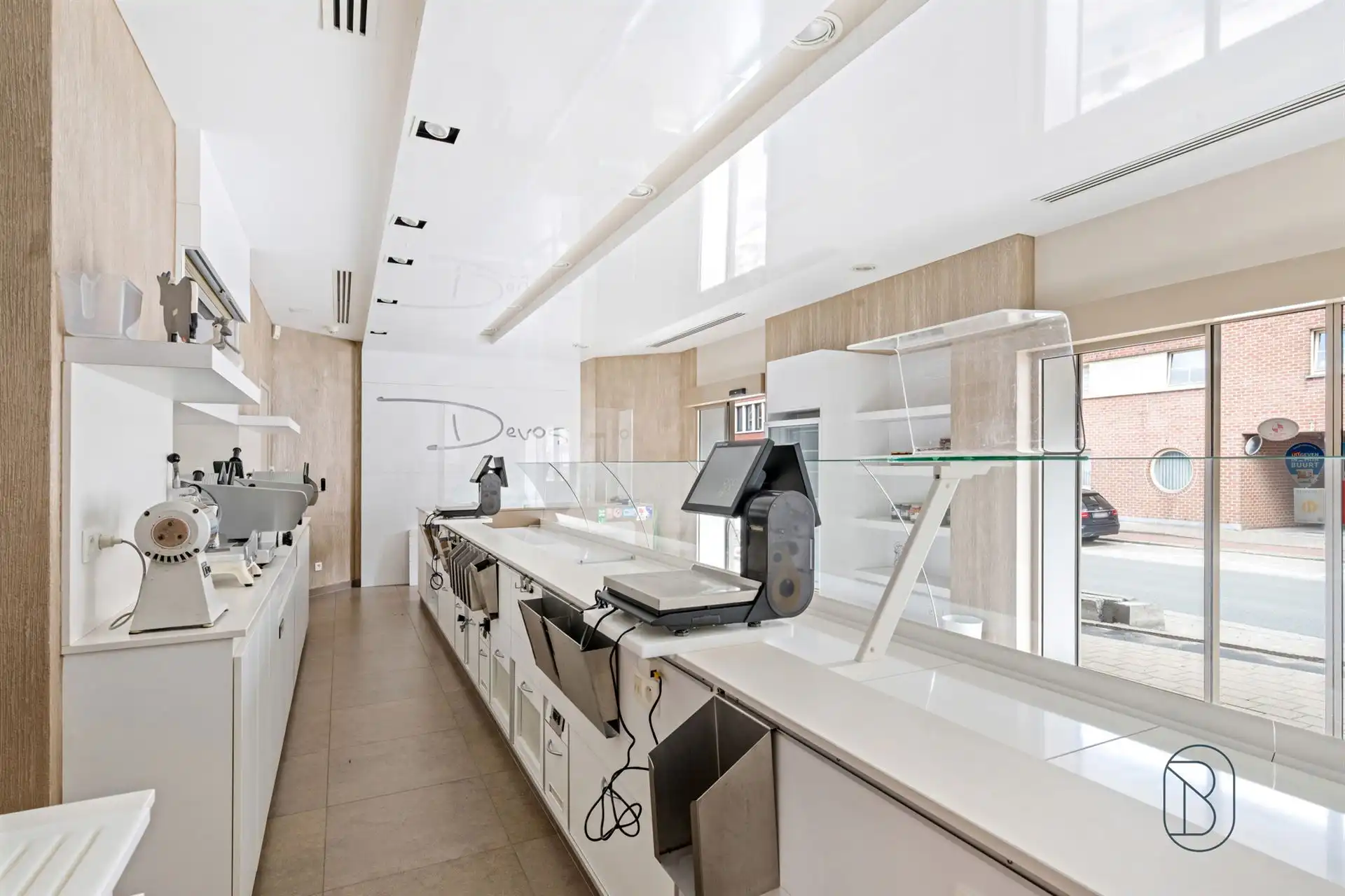Unieke combinatie van wonen en werken in Sint-Eloois-Vijve! foto 7