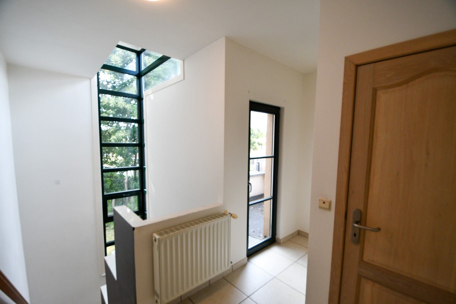 Ruime modernistische woning met grote tuin en garagegebouw foto 13