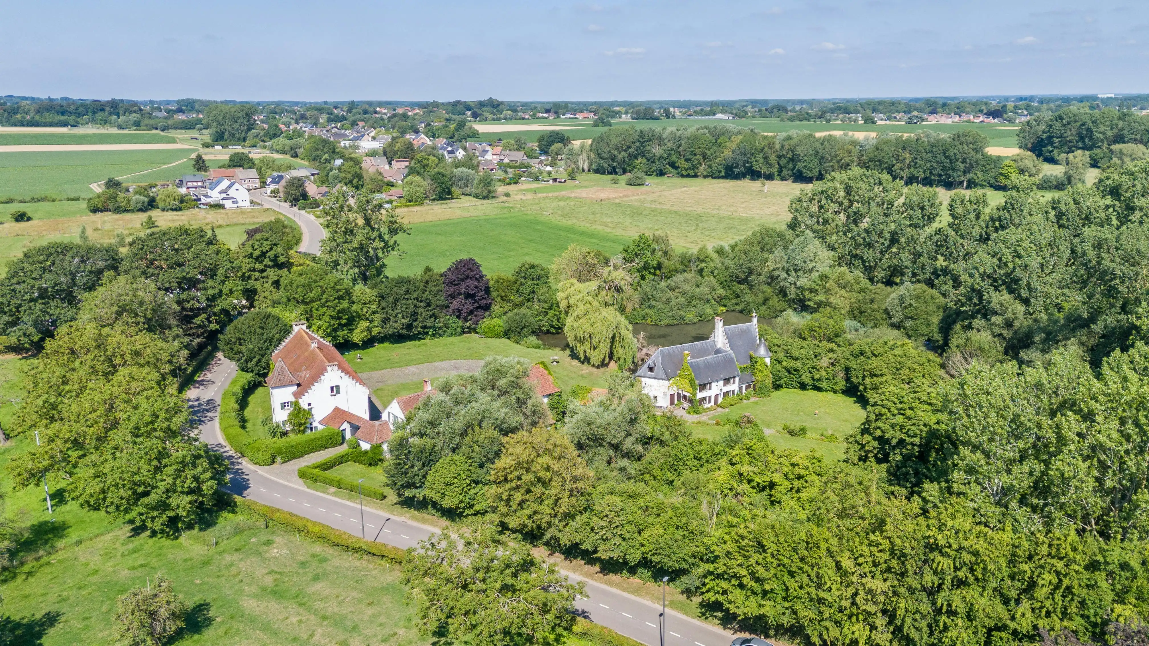 Historische kasteelhoeve en waterburcht te koop in Grimbergen  foto 2