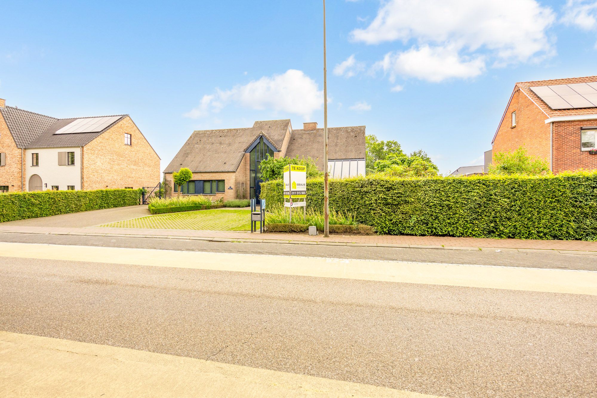 EXTRA RUIME VILLA MET EEN PRACHTIG LICHTRIJKE LEEFRUIMTE, RUIME KEUKEN, 4 SLAAPKAMERS EN EEN PRACHTIG KANTOORGEDEELTE OP EEN RIANT EN CENTRAAL PERCEEL VAN MAAR LIEFST 13A 71CA MET KNAP BIJGEBOUW OP EEN GUNSTIGE LOCATIE NABIJ HET CENTRUM VAN HAMONT! foto 8