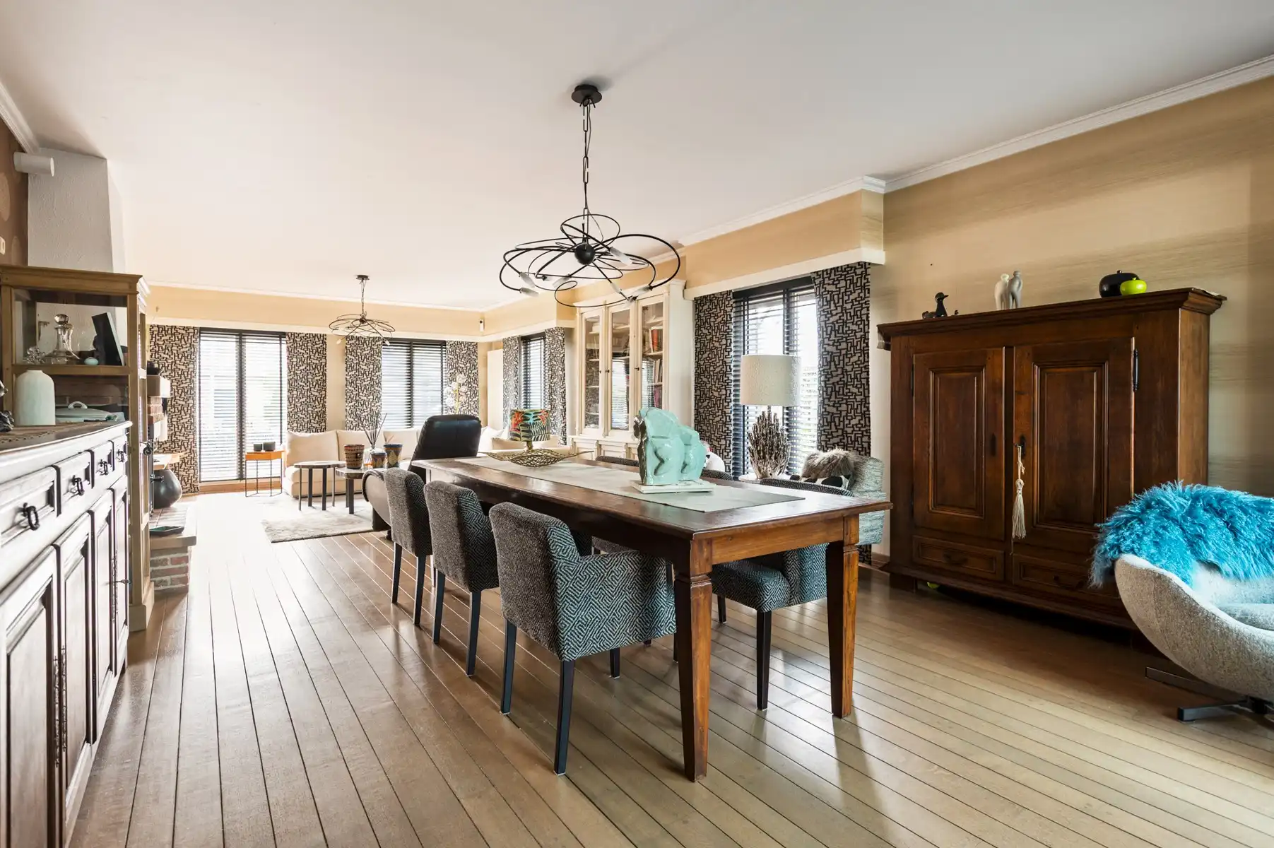 Uitstekend gelegen woning met dubbele garage foto 8