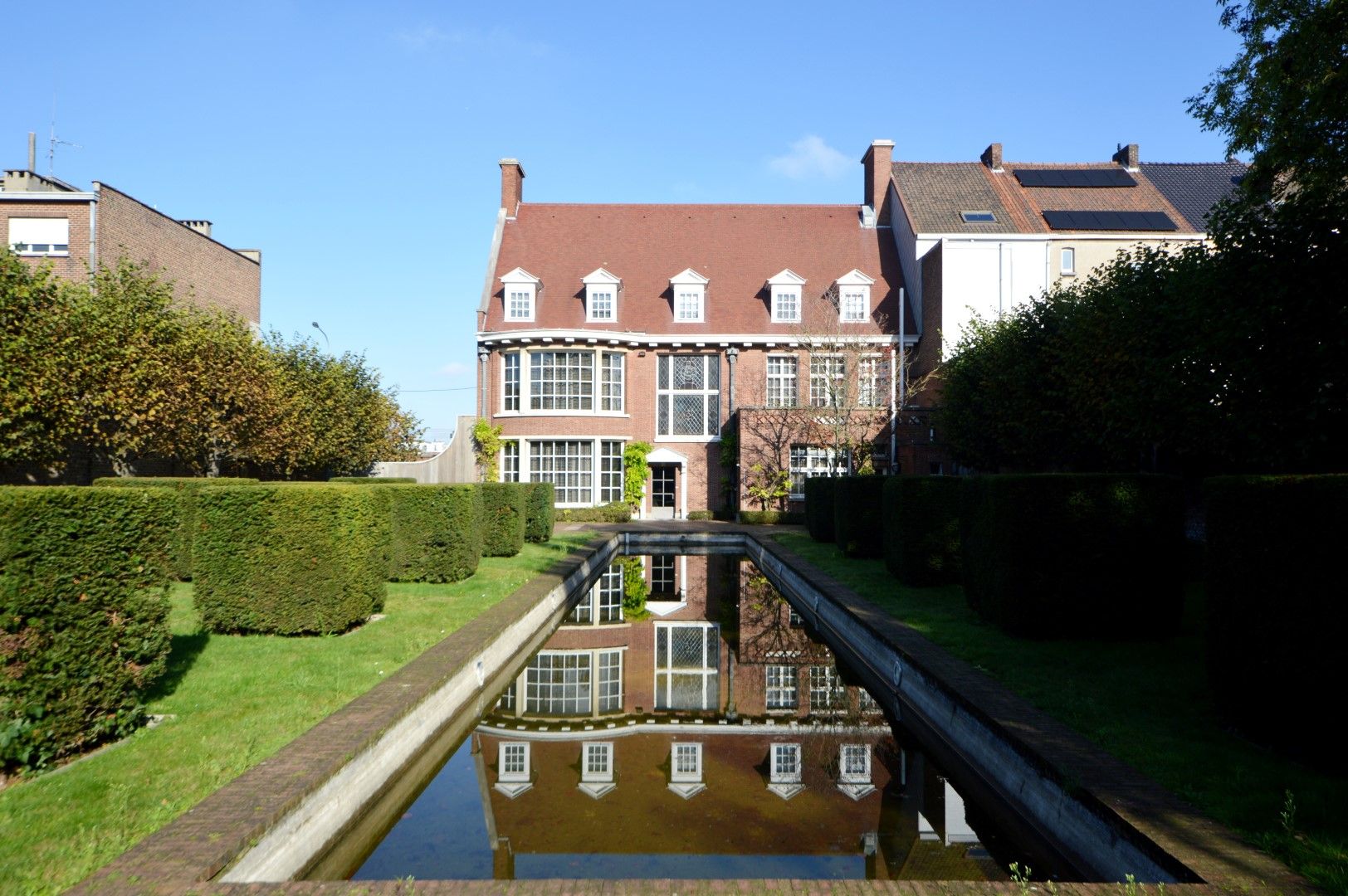 IMPOSANT KANTOORGEBOUW MET PARKING AAN DE RAND VAN DE STAD foto 2