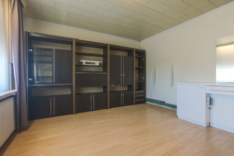 Rustig gelegen, ruime te moderniseren woning met tuin, garage en  bijgebouw van +/- 60m²  ....(kijkt uit op de velden). foto 9