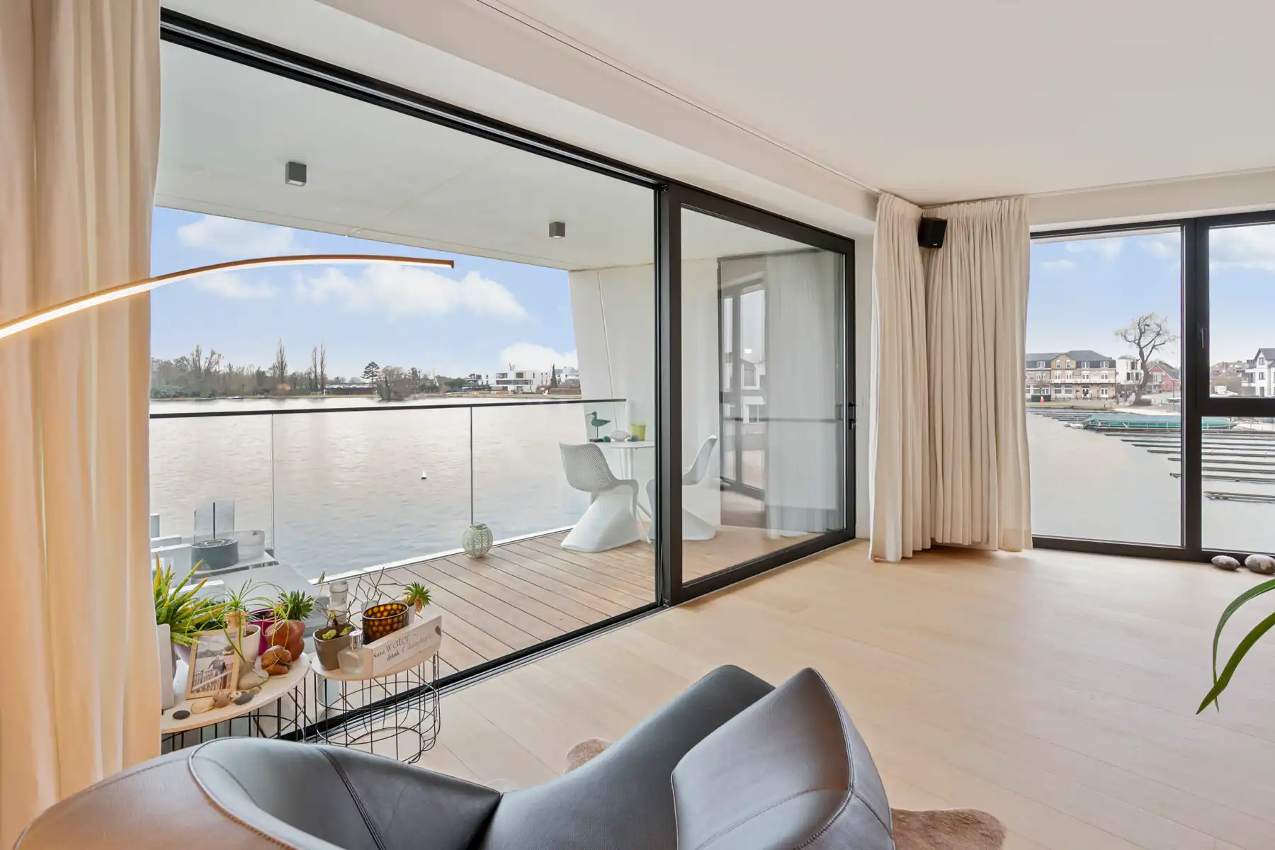 Exclusief hoekappartement aan het Donkmeer  foto {{pictureIndex}}