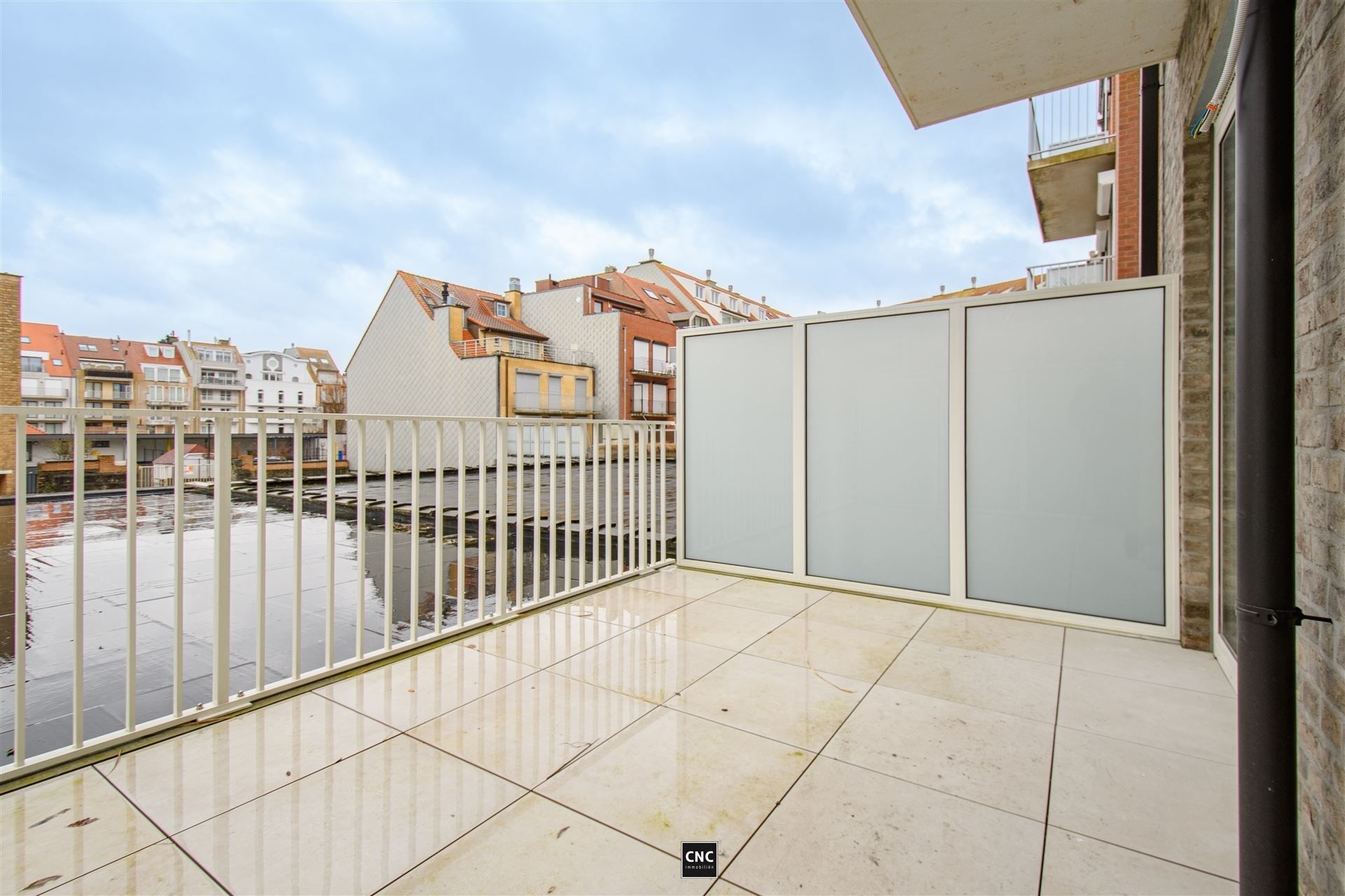 Zonnig en lichtrijk nieuwbouwappartement met 2 slaapkamers in het centrum van Knokke, in een zijstraat van de Dumortierlaan. foto 4