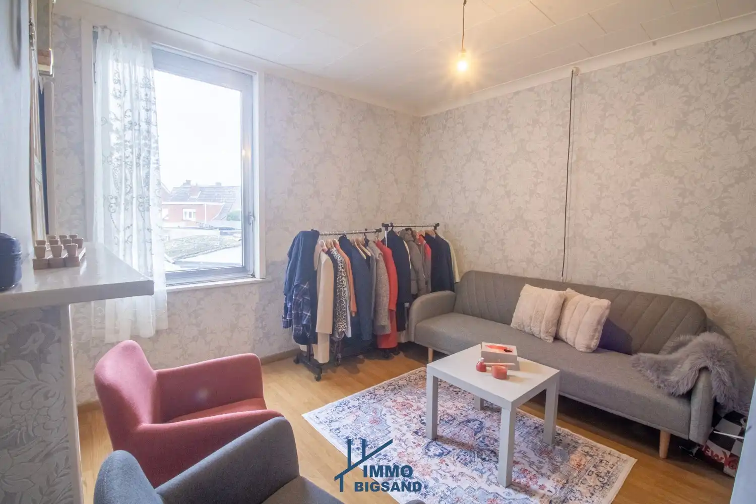 Halfopen woning met diepe oprit met garage en tuin foto 10