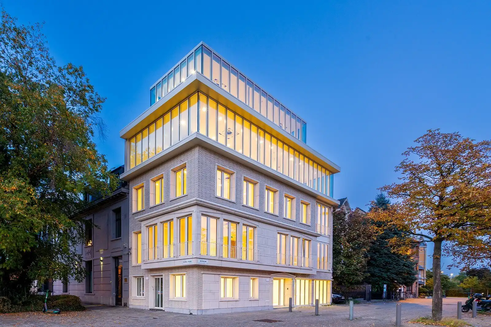 Architecturaal kantoorgebouw op absolute zicht locatie!  foto 32