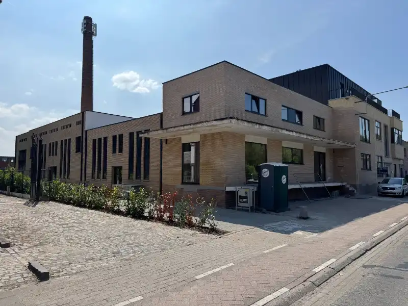 Bedrijfspand met woning foto 2