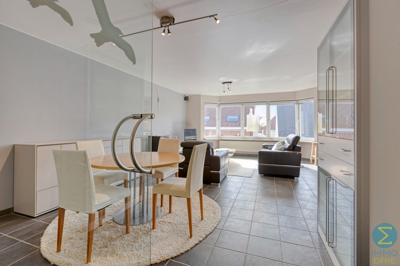 Ruim 2-slaapkamerappartement met balkon, garage én kelder  foto {{pictureIndex}}