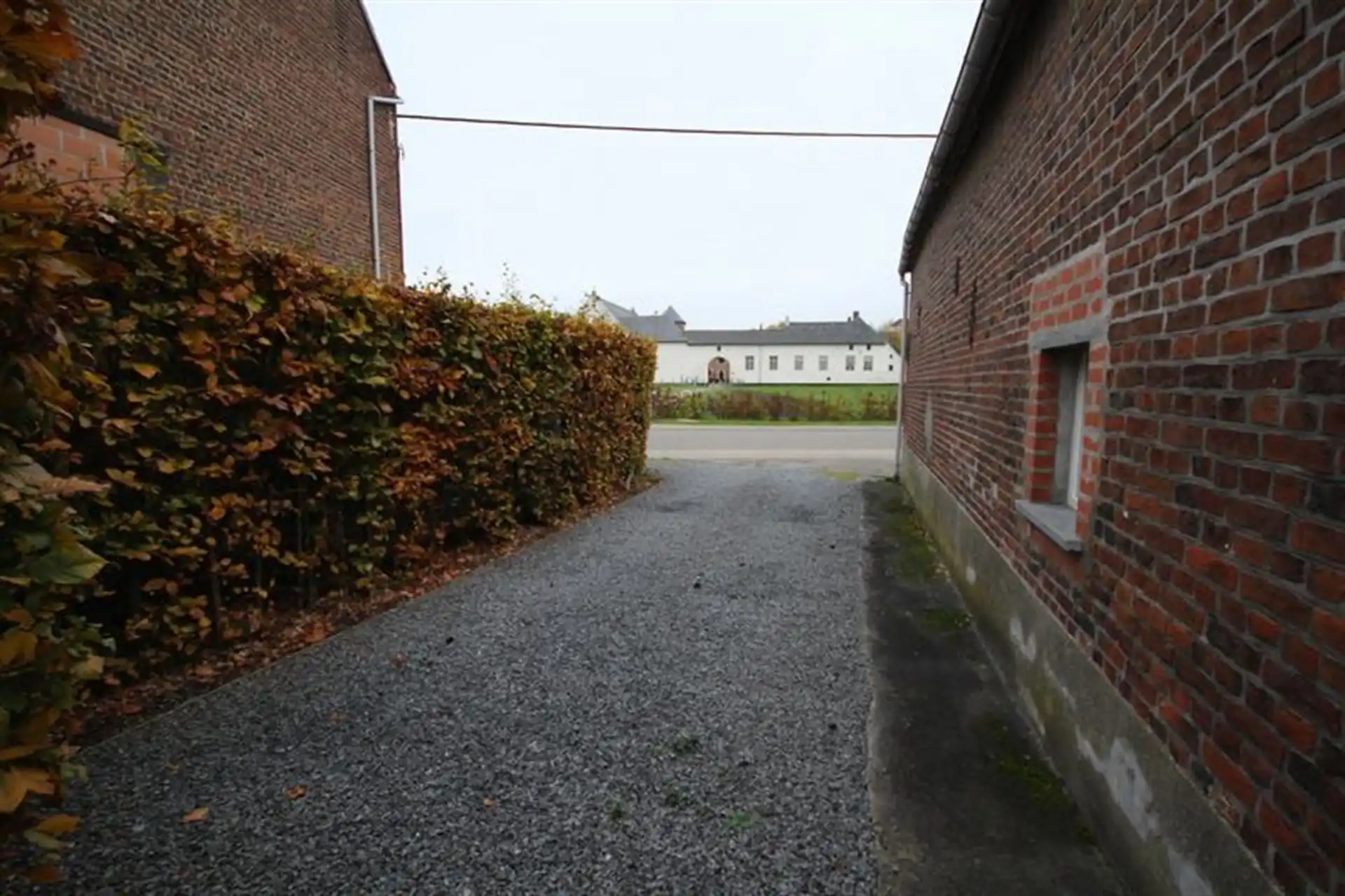 Fijn gelegen en recent gerenoveerde 4 slaapkamer woning foto 24