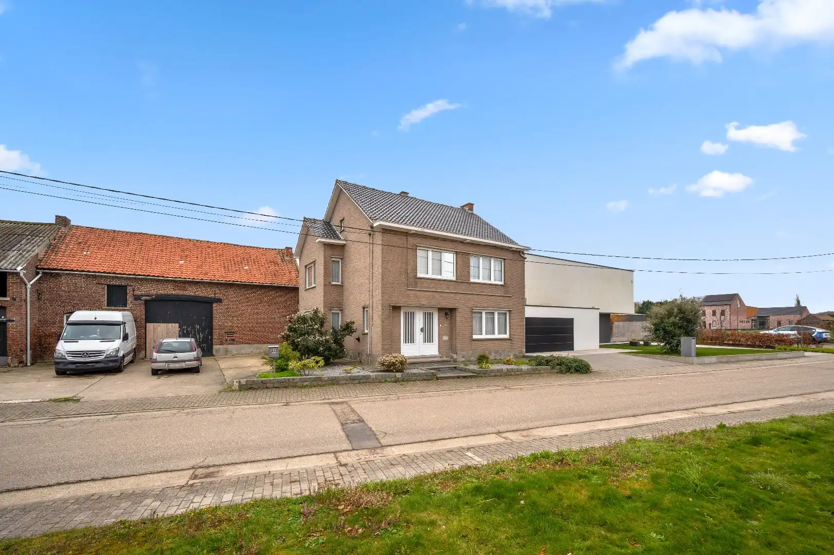 Gerenoveerde HOB met tuin, garage en 3 slpks met opslagmog. foto 2