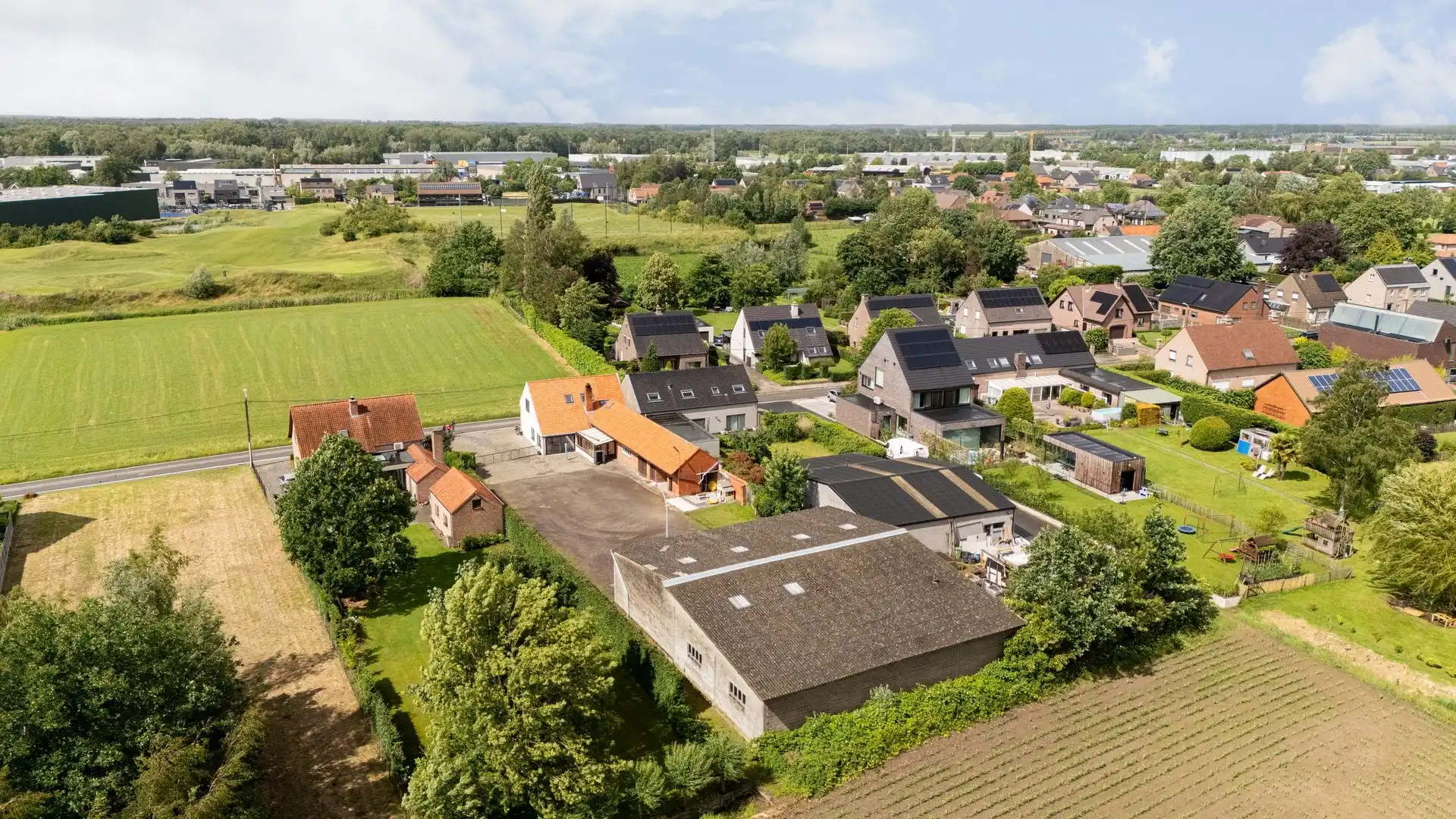 Charmante, gerenoveerde gezinswoning met hedendaagse loods van 400m²  foto 2