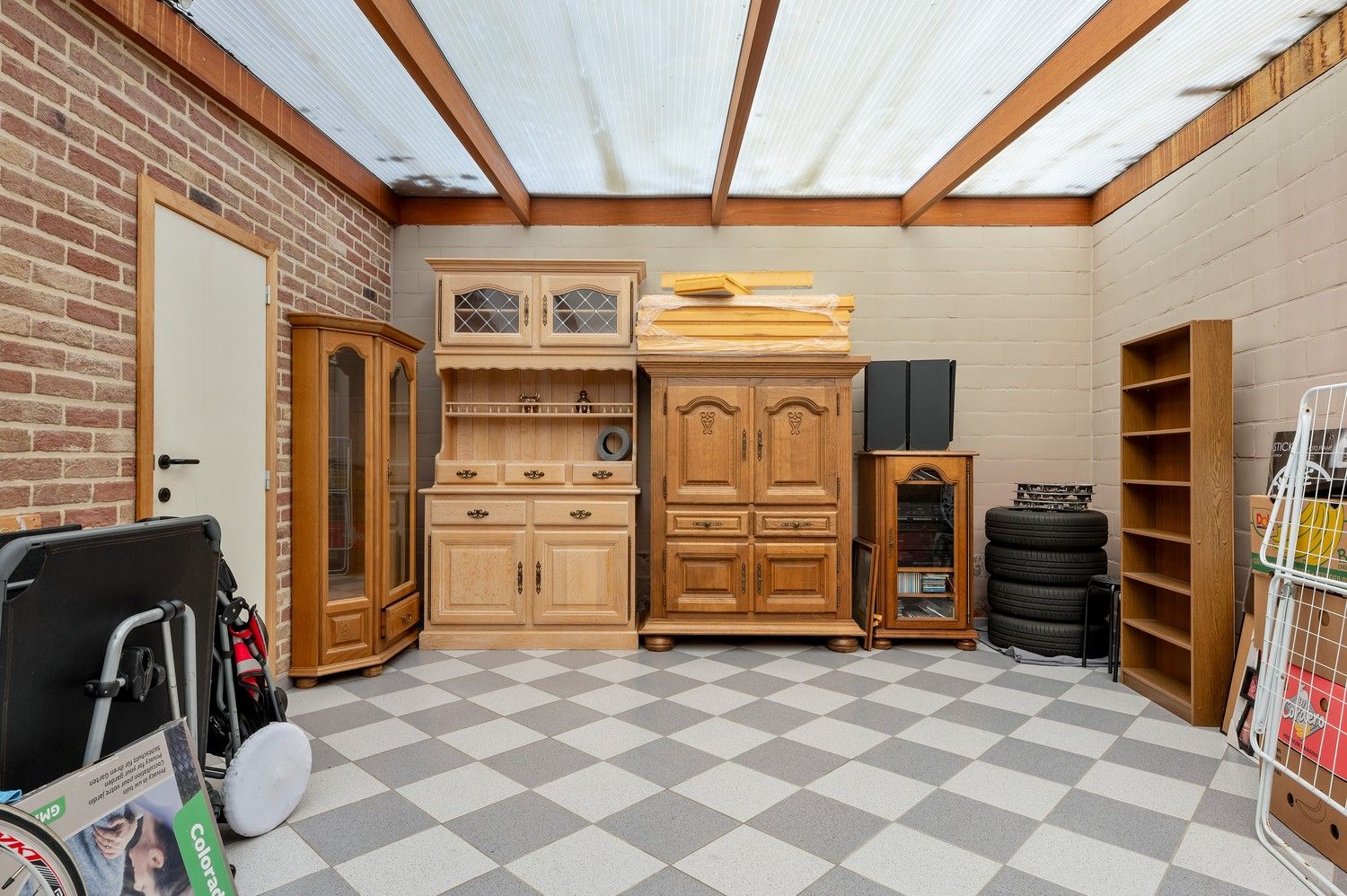 Licht op te frissen gezinswoning met vier slaapkamers, tuin en garage. foto 16