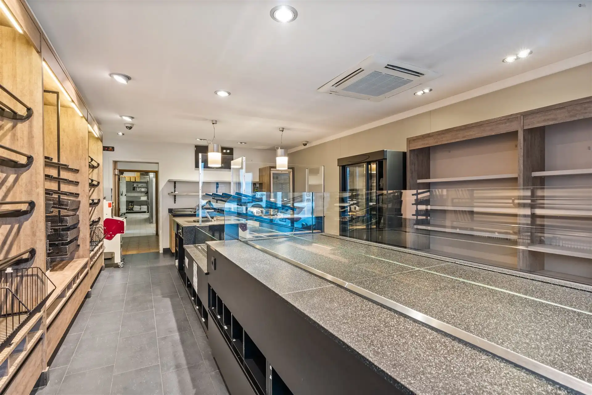 Centrum gelegen bakkerij/handelspand met appartement foto 5