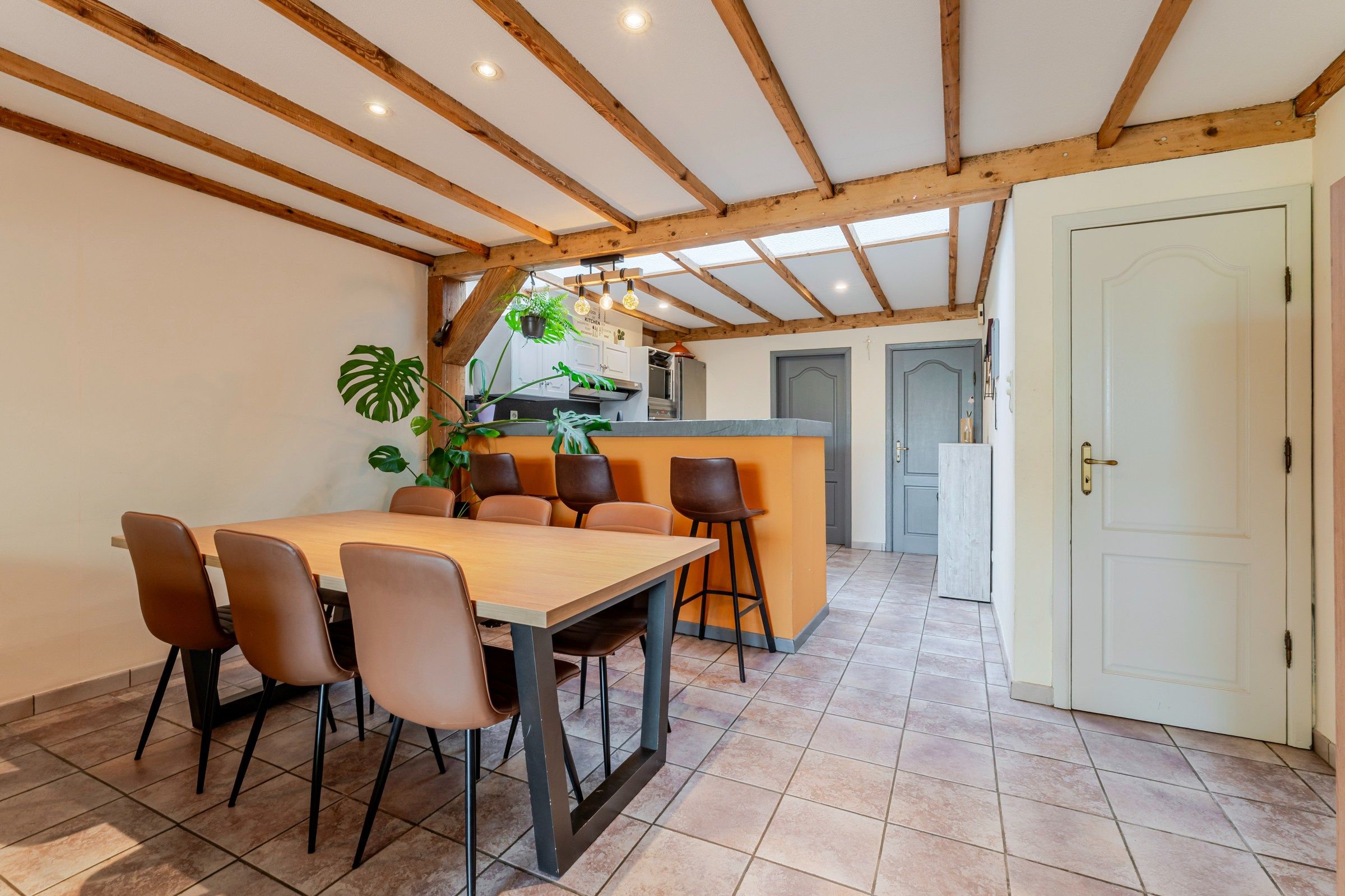 RUIME WONING MET TUIN EN GARAGE foto 2