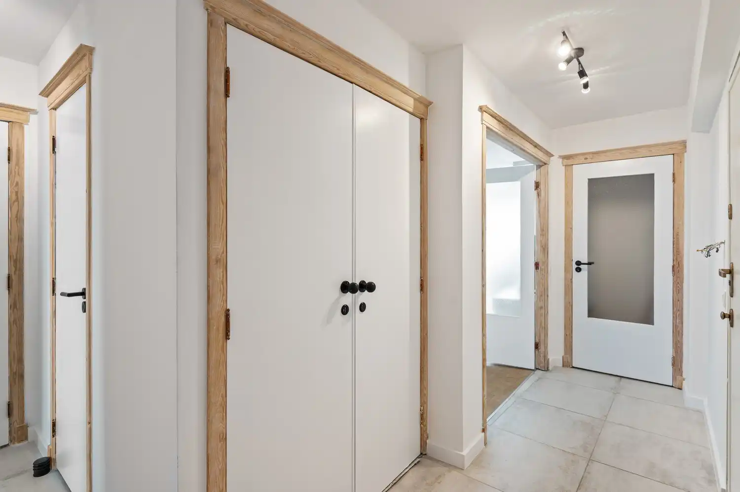 Gerenoveerd appartement met 2 slaapkamers en staanplaatsen te Antwerpen! foto 11