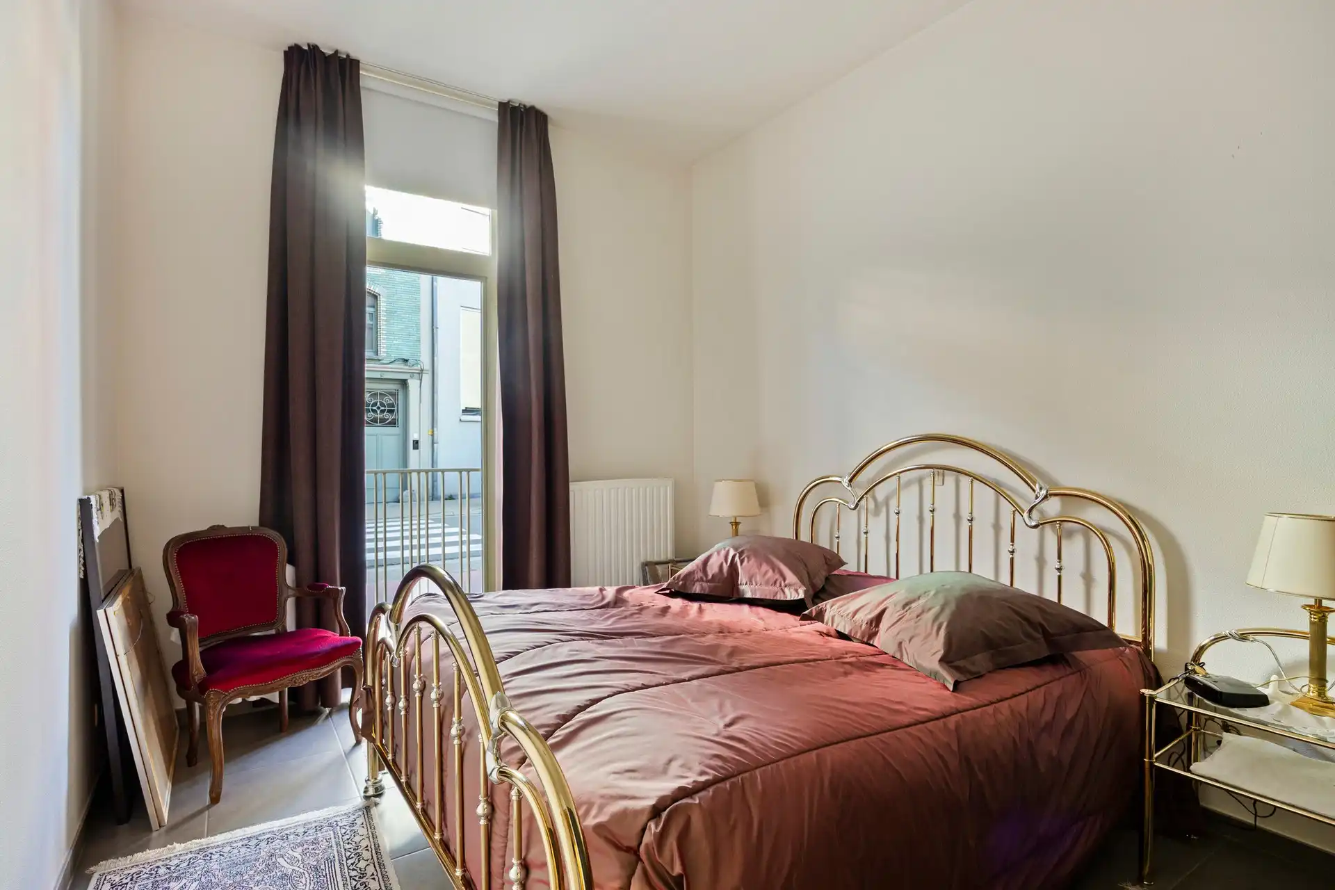 Lichtrijk gelijkvloers appartement met aparte toegang, 2 slaapkamers en plafonds van ca. 3 m foto 9