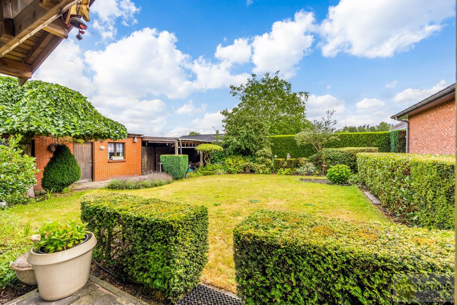 Aangename karakterwoning op fijne locatie te Pelt. Deze woning omvat maar liefst +-124m² netto bewoonbare oppervlakte op een perceel van 7a 36ca met een ruime woonkamer, 3 slaapkamers, badkamer, wasplaats en eventueel af te werken zolder vlakbij de dorpskern van Pelt! Uiterst geschikt voor kandidaten op zoek naar een betaalbare doch instapklare woning. foto 29