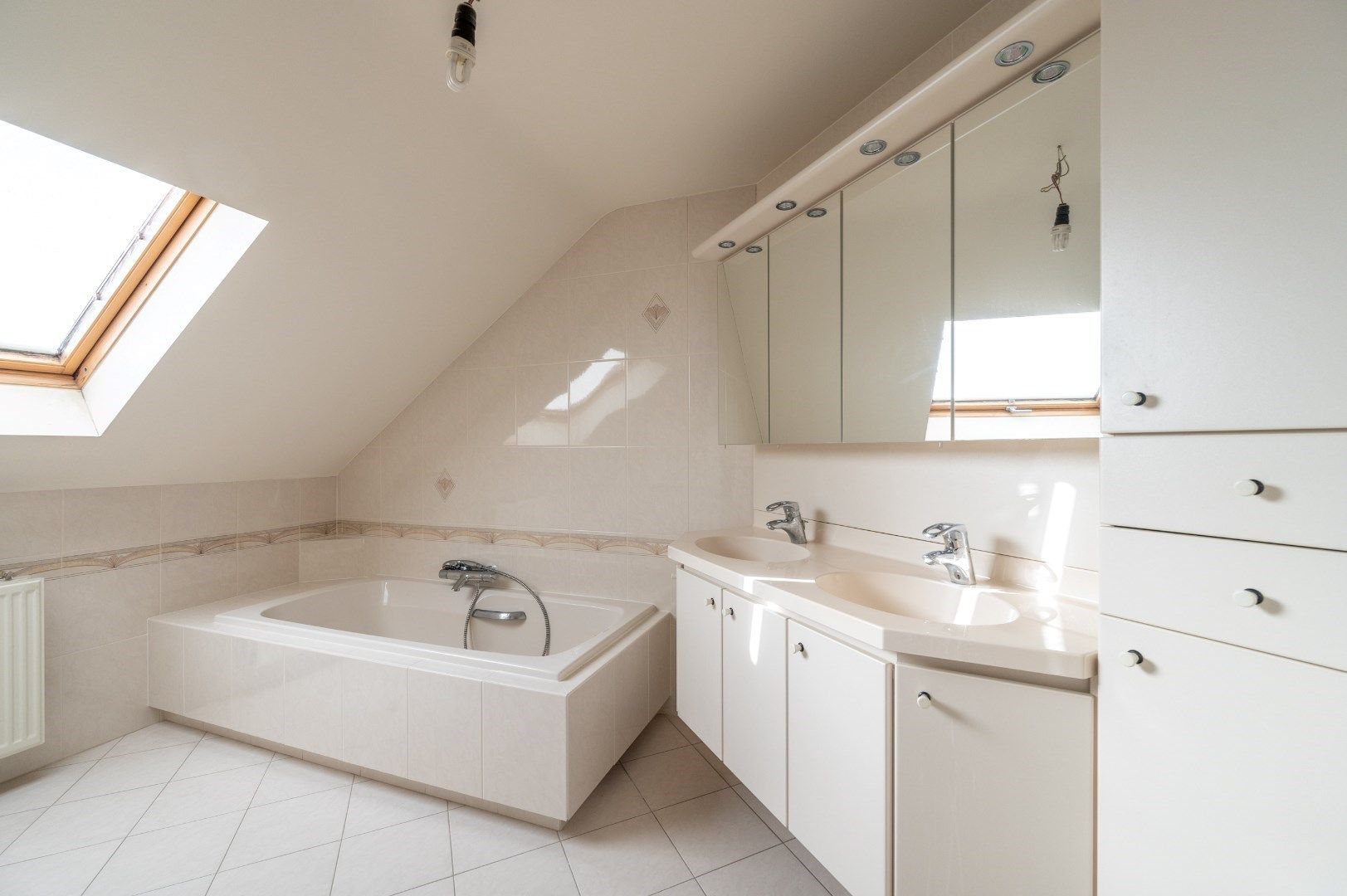 Instapklare woning met inpandige garage, 4 slk + bureau en zonnige ligging. foto 18