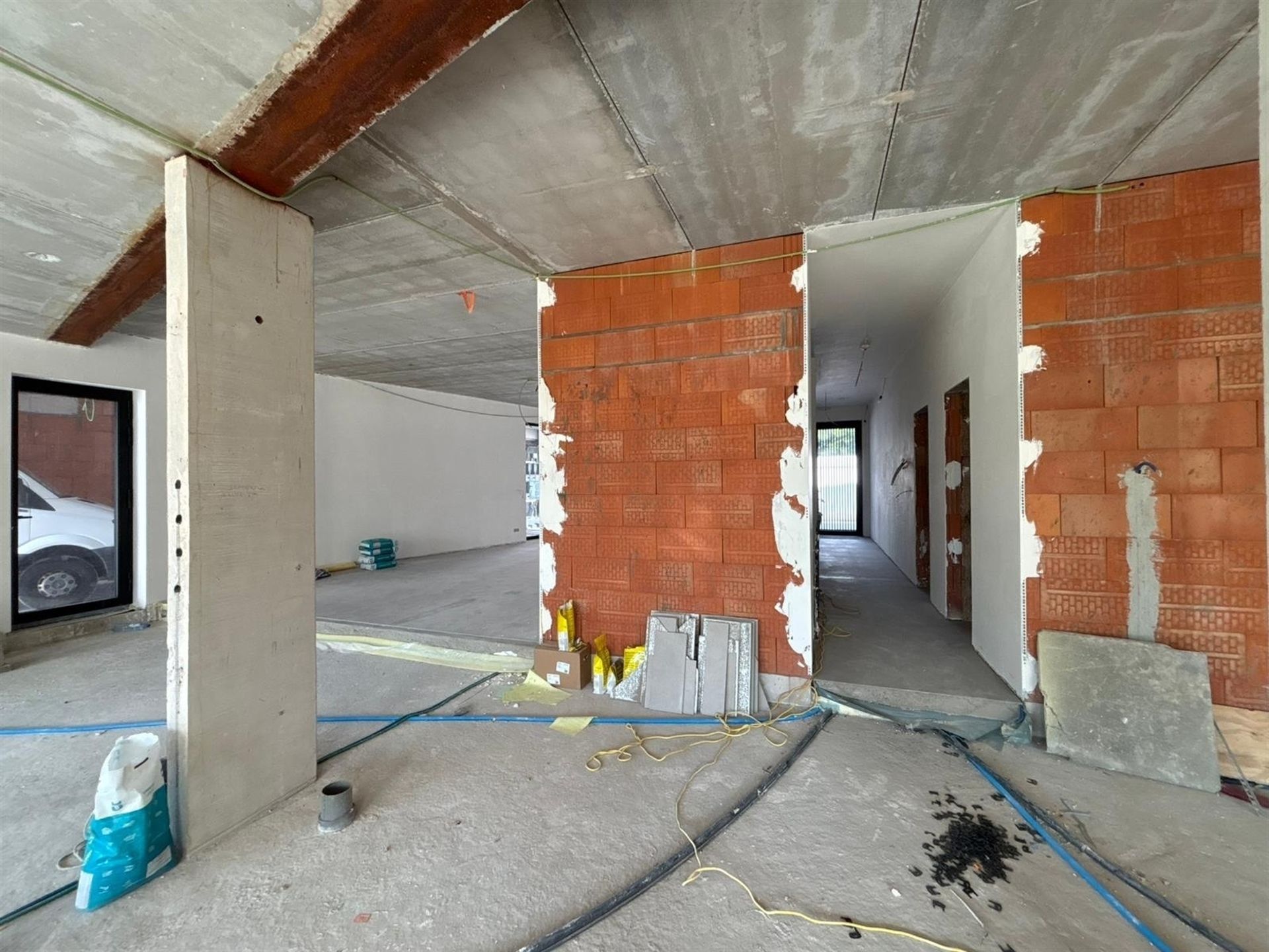 Nieuwbouw handelsruimte op commerciële liggen in het centrum! foto 4