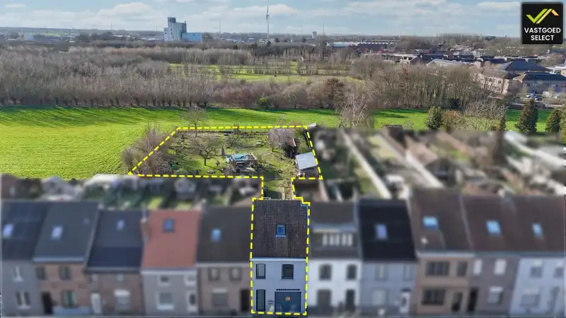 Rijwoning met uitzonderlijk perceel van 1.632 m² en landelijk uitzicht in het centrum van Eeklo foto {{pictureIndex}}