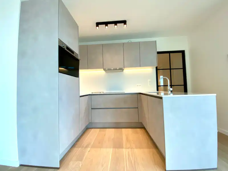 Instapklaar recent appartement met 2 slaapkamers foto 10