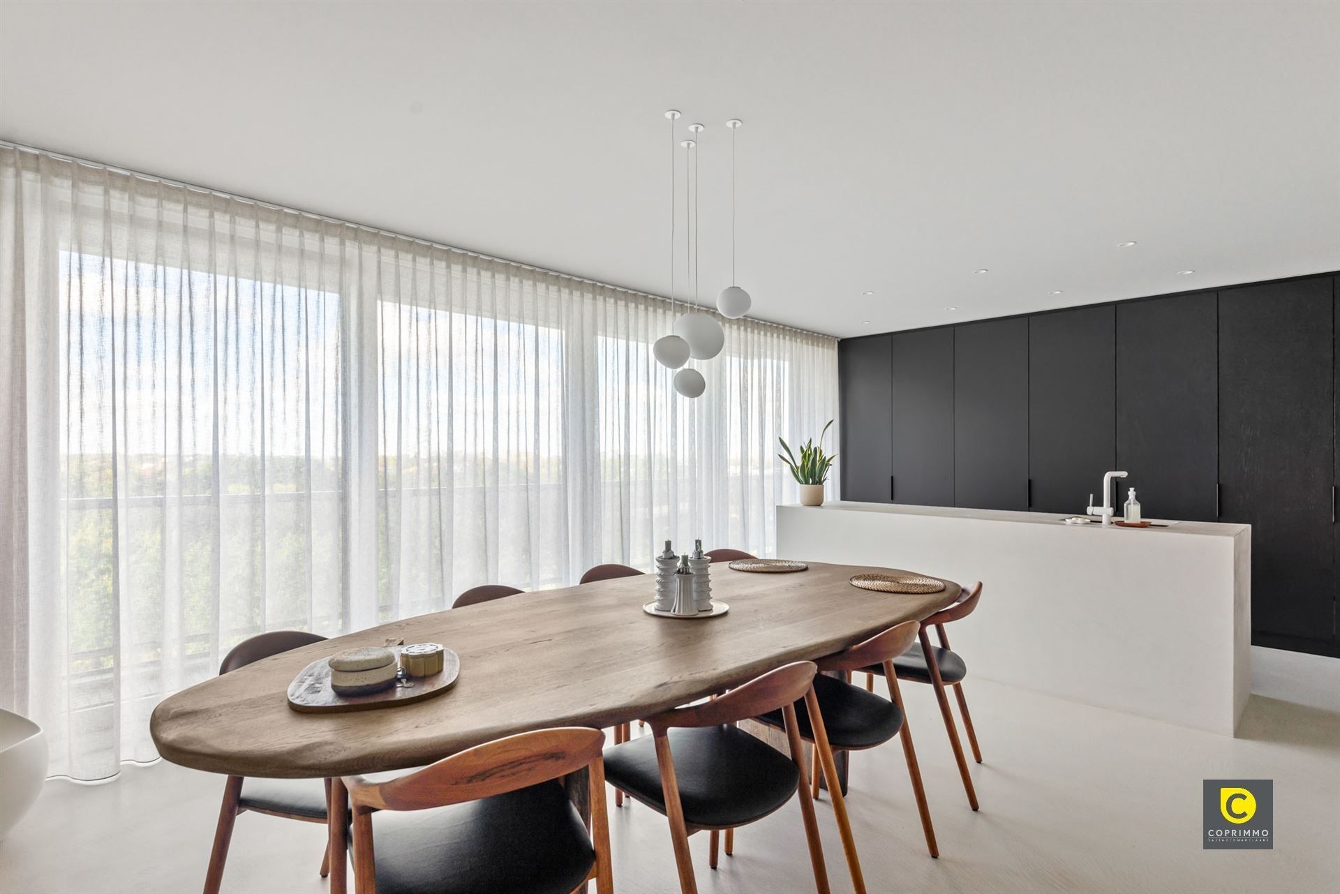 Modern en zeer ruim (200 m²) appartement foto 3