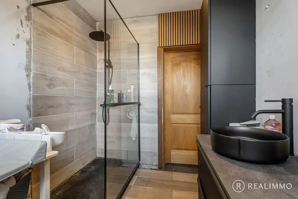 Instapklare, gerenoveerde woning met tuin en autostaanplaats in Bossuit foto 6