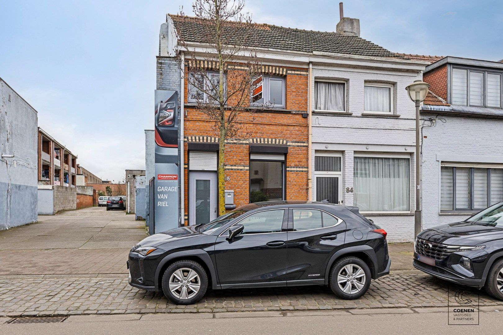 Op te frissen starterswoning met 4 slpk's op centrale ligging te Deurne! foto 2