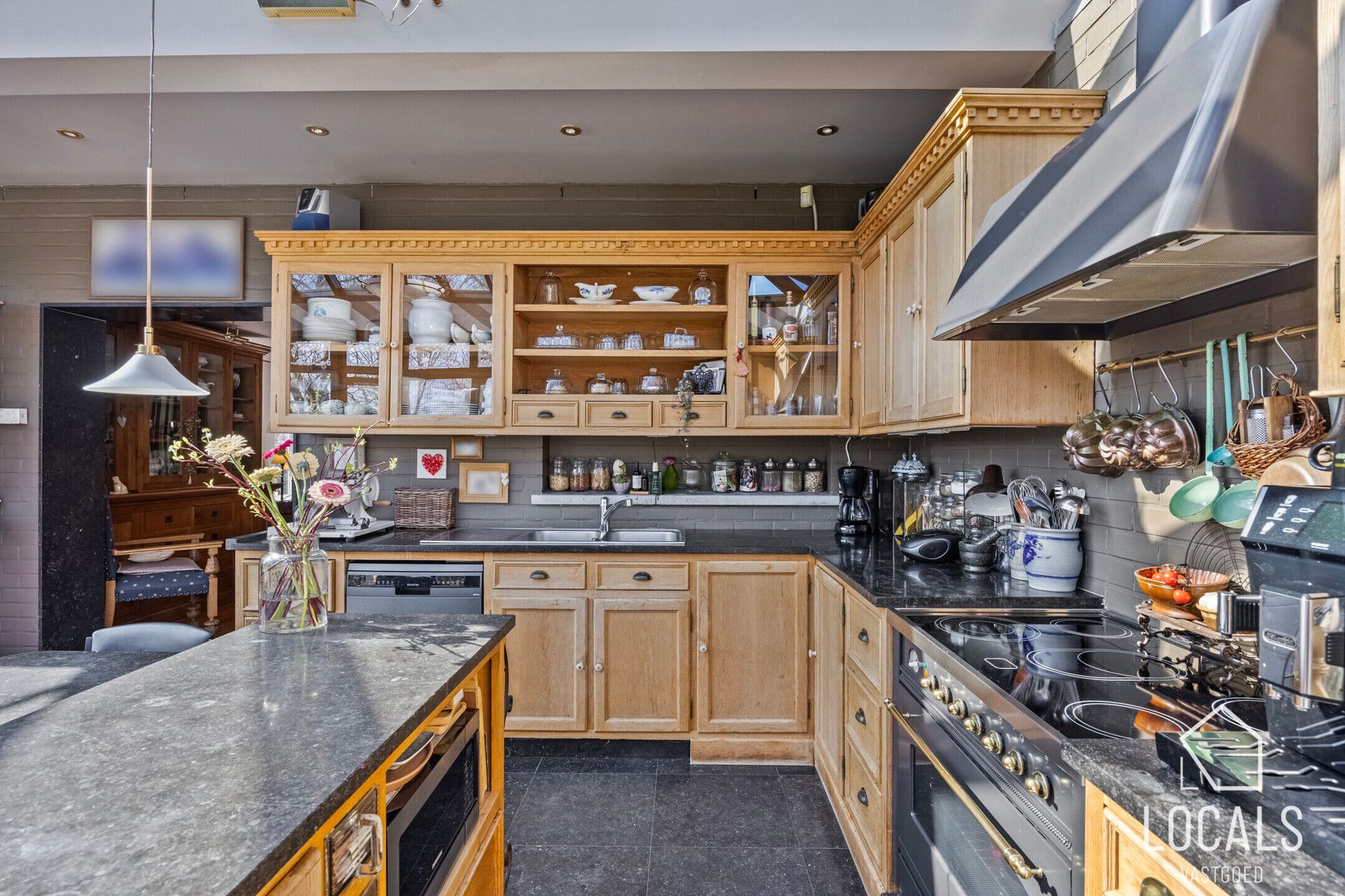 Tijdloze villa in doodlopende straat aan het bos foto 14