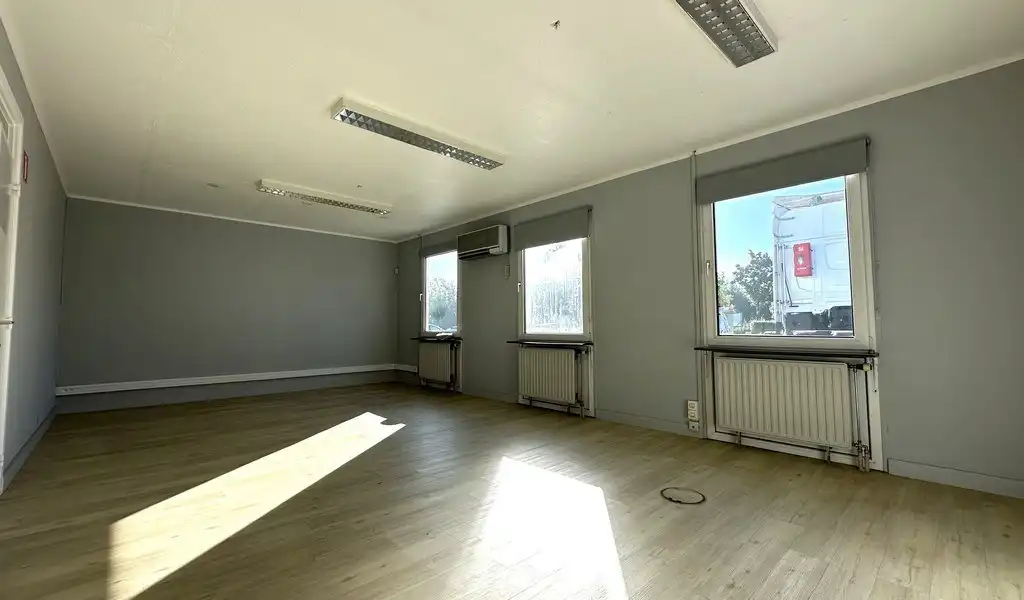 Alleenstaand kantoor te huur langs R4 te Wondelgem foto 5