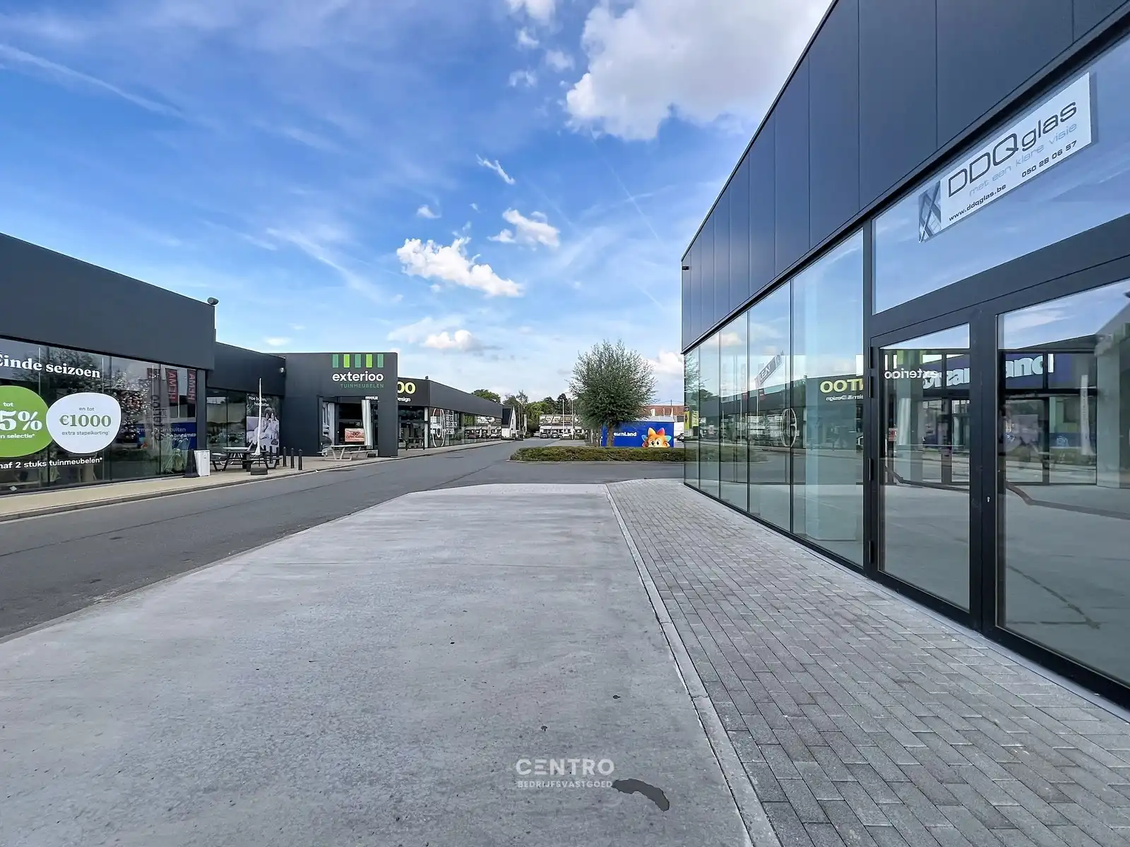 Vernieuwde baanwinkel (450m²) te huur in hét bruisende MAMMOETCENTER van Roeselare ! foto 5