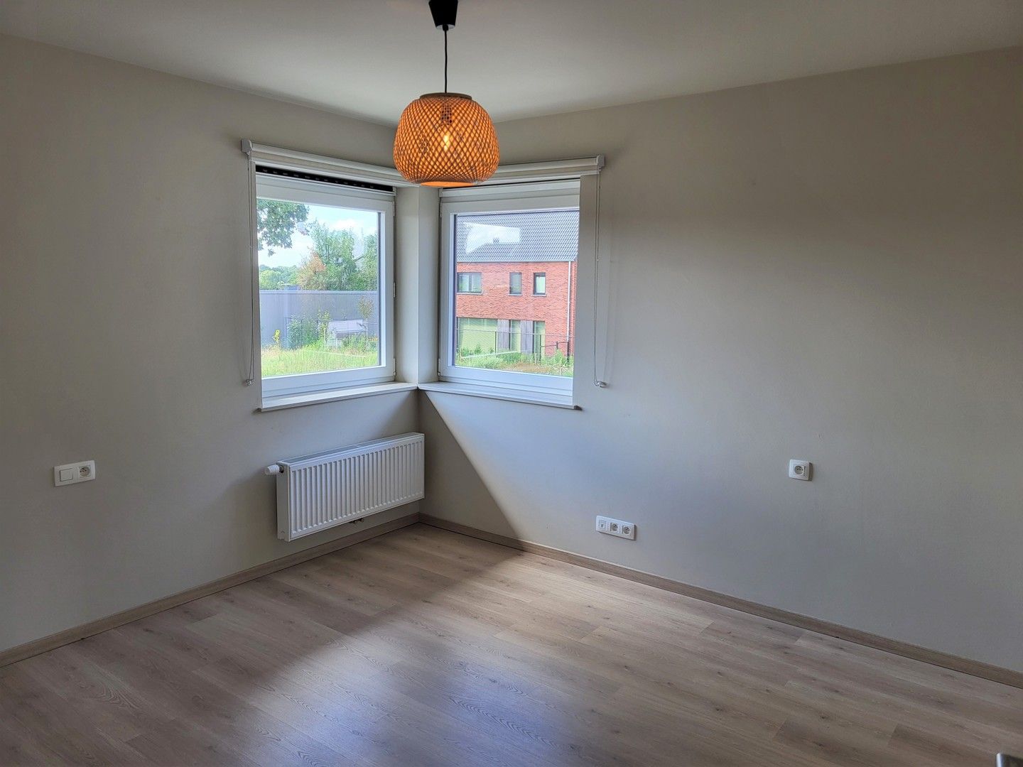 Halfopen woning in rustige straat foto 5